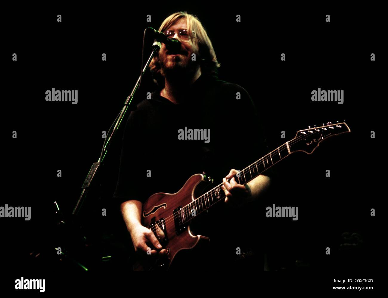 Trey Anastasio della band americana Phish durante la loro esibizione dal  vivo sul palco al Shepherd's Bush Empire di Londra Foto stock - Alamy