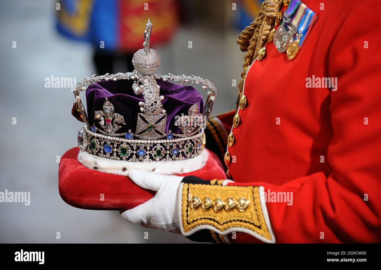 La corona imperiale di stato arriva a Westminster per la regina Elisabetta  ll indossare alla state Opening of Parliament nel centro di Londra Foto  stock - Alamy