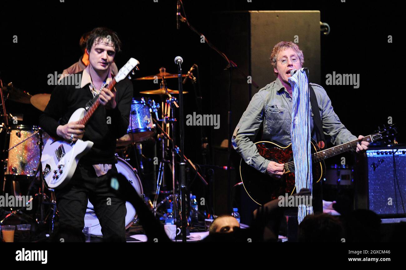 Pete Doherty of Babyshambles (a sinistra) e Roger Daltrey of the Who (a destra) si esibiscono insieme in un concerto unico in aiuto del Teenage Cancer Trust presso la Carling Bristol Academy. Foto Stock