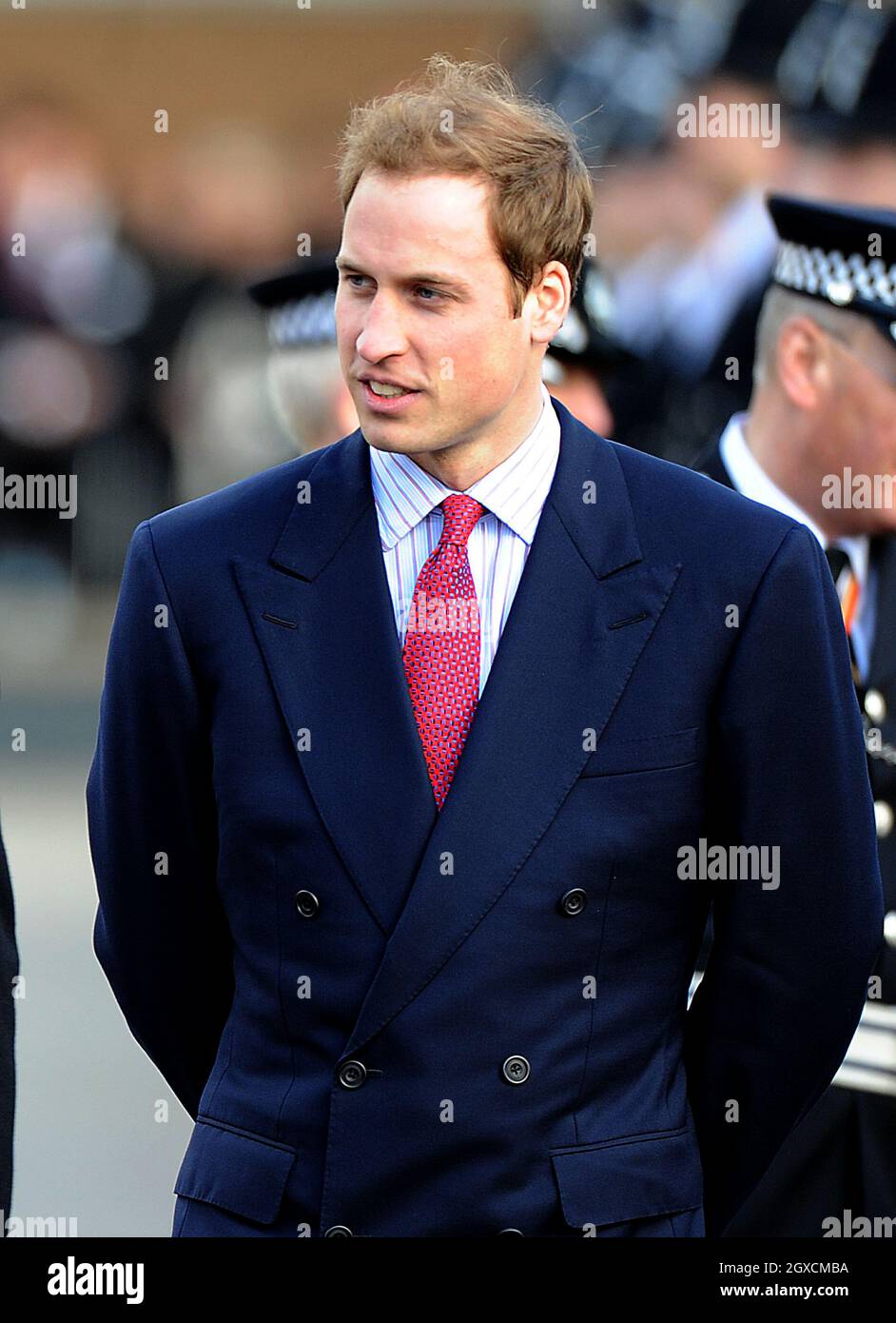 Il principe William esamina i nuovi ufficiali laureati alla loro sfilata di passaggio in una visita all'Hendon Police Training College di Londra. Foto Stock