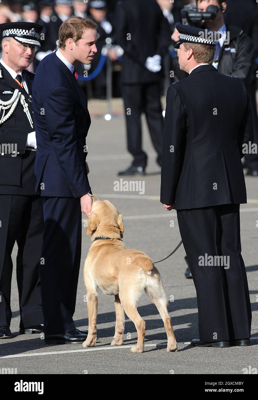 Il principe William esamina i nuovi ufficiali laureati alla loro sfilata di passaggio in una visita all'Hendon Police Training College di Londra. Foto Stock