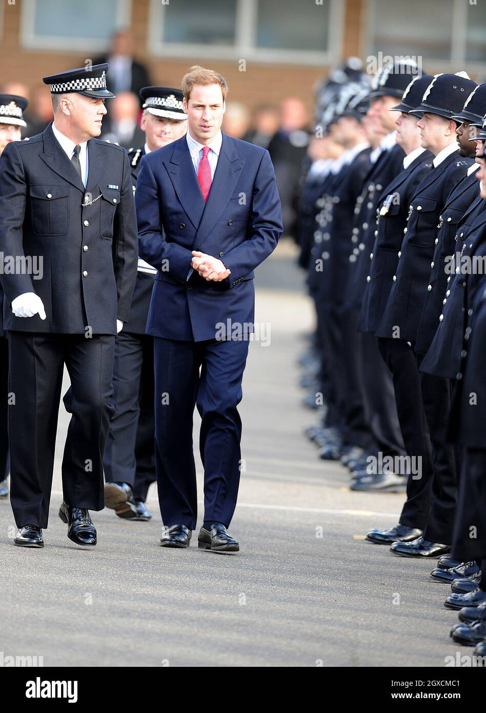 Il principe William esamina i nuovi ufficiali laureati alla loro sfilata di passaggio in una visita all'Hendon Police Training College di Londra. Foto Stock