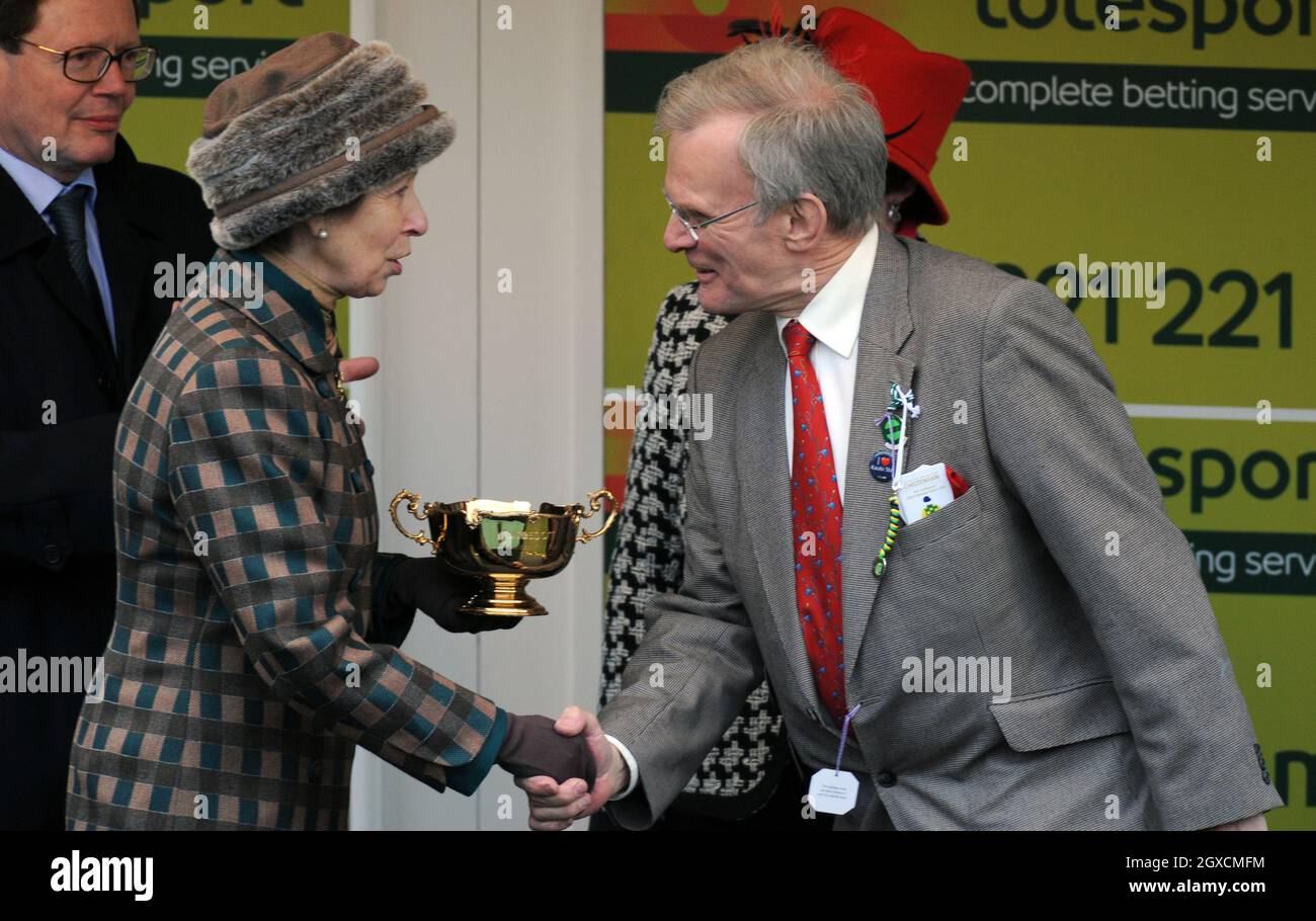 Princess Anne, The Princess Royal presenta la Gold Cup al vincitore del premio Clive Smith all'ippodromo di Cheltenham il 13 marzo 2009. Foto Stock