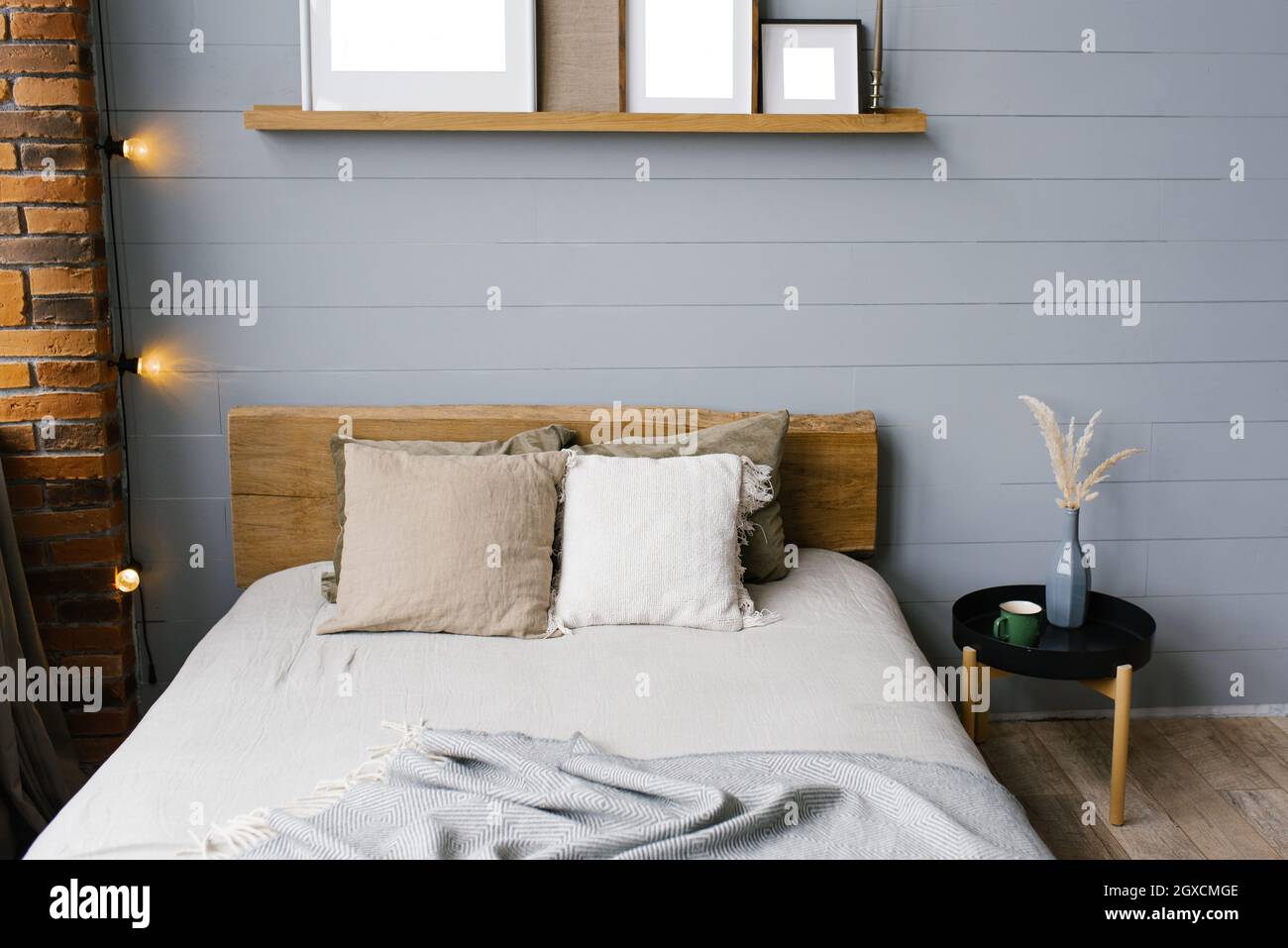 Camera padronale per una famiglia elegante. Camera moderna con interni grigi alla moda in stile scandinavo Foto Stock