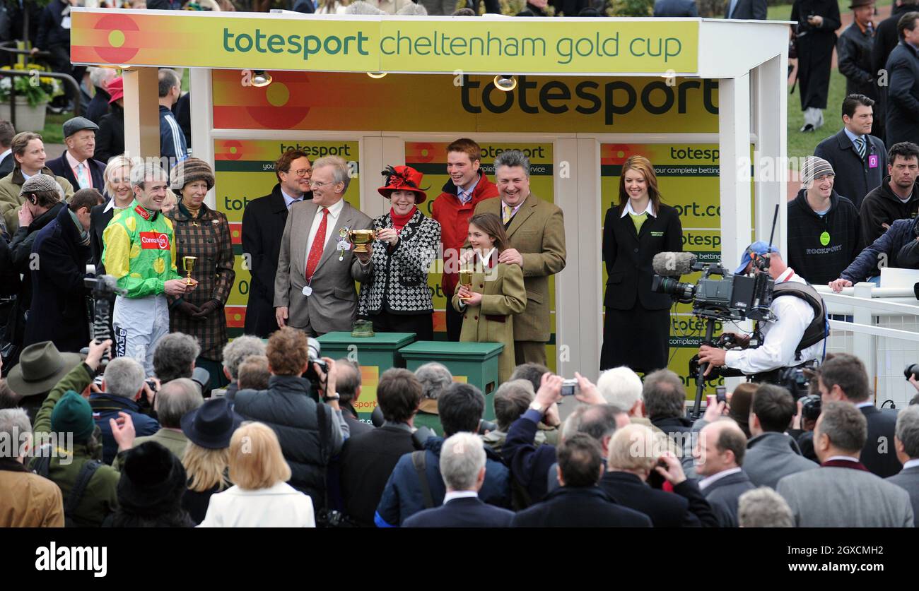 Princess Anne, The Princess Royal presenta i trofei della Gold Cup alla squadra vincente, tra cui il jockey Ruby Walsh, il proprietario Clive Smith (cravatta rossa) e l'allenatore Paul Nicholls (a destra) all'ippodromo di Cheltenham il giorno della Gold Cup il 13 marzo 2009. Foto Stock