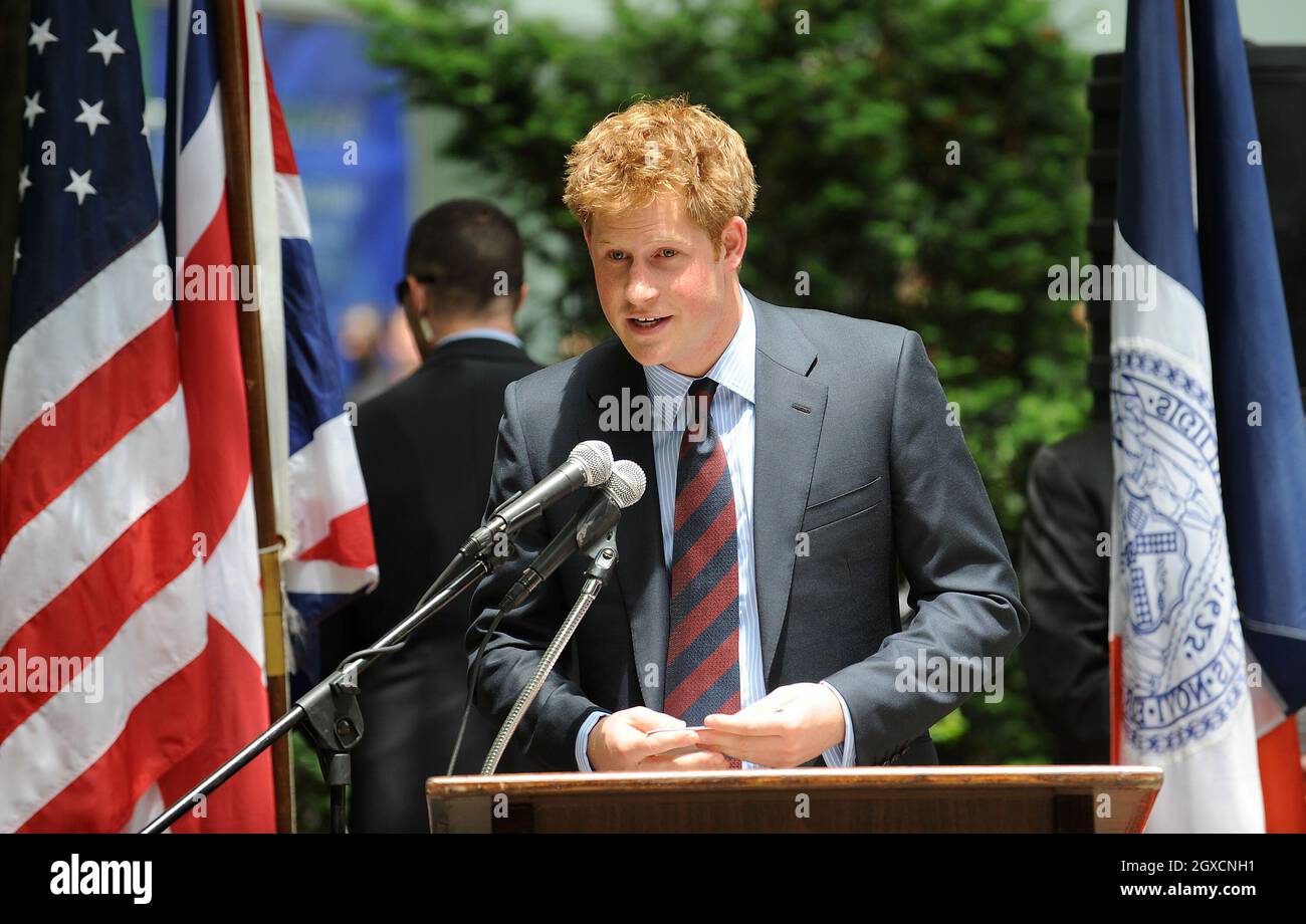 Il principe Harry consegna un discorso durante il nome ufficiale dei giardini britannici a Hanover Square a New York, Stati Uniti d'America Foto Stock