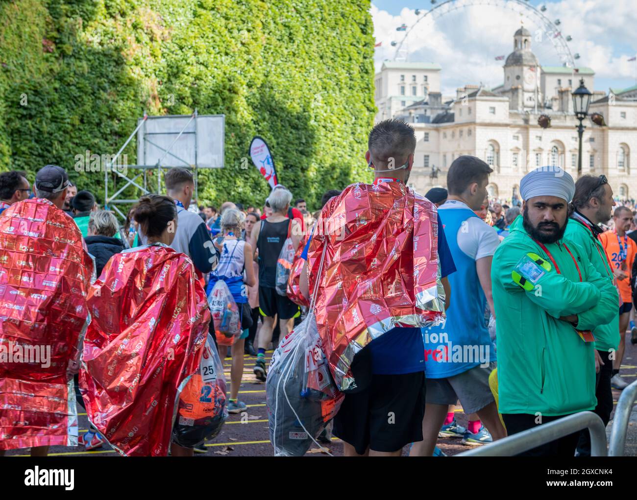 Londra. REGNO UNITO. 10.03.2021. I corridori che si dirigono verso la Parata della Guardia Cavallo dopo aver completato la Maratona di Londra. Foto Stock