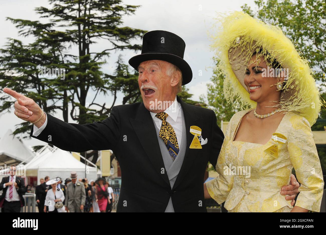 Bruce Forsyth e la moglie Wilnelia Merced alla seconda giornata di gare di Ascot all'ippodromo di ascot nel Berkshire Foto Stock