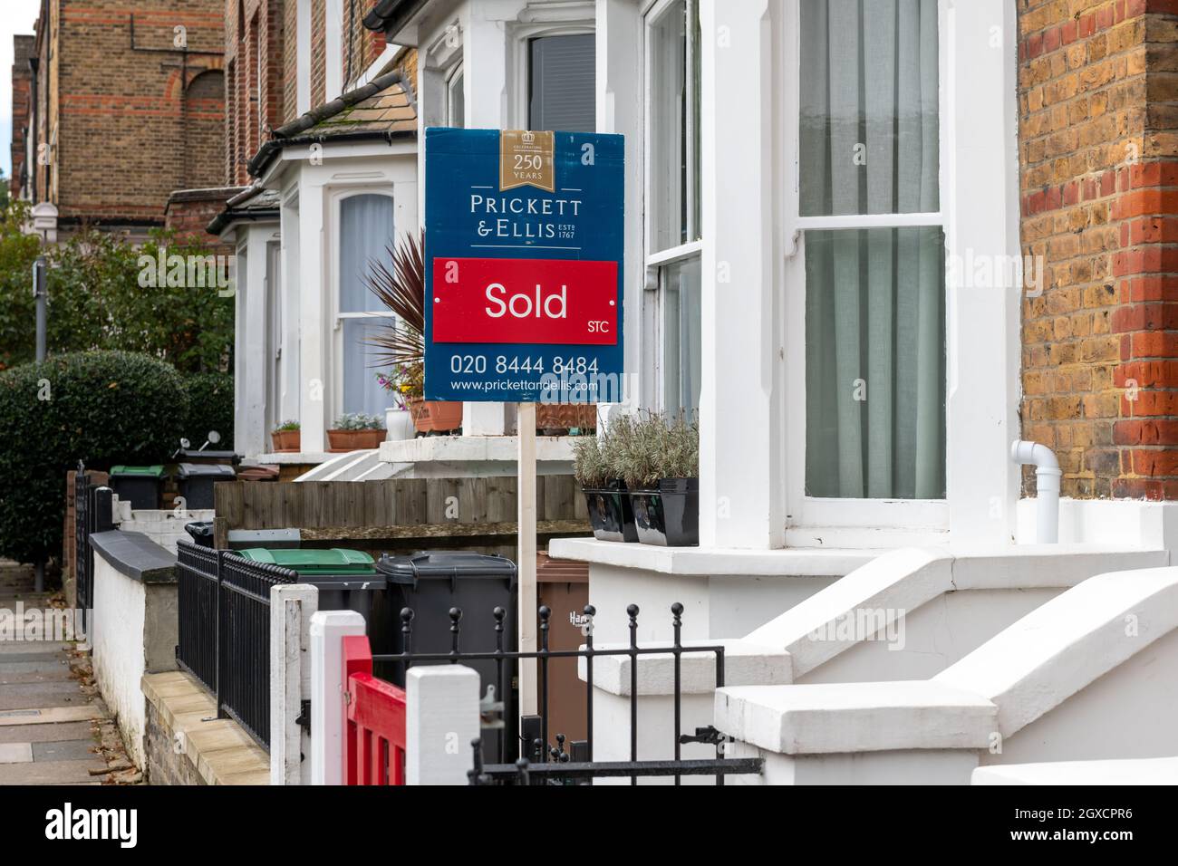 Londra. REGNO UNITO. 10.03.2021. Una proprietà venduto segno fuori di una casa suburbana terrazza con i prezzi di proprietà che aumentano drammaticamente nella campagna. Foto Stock
