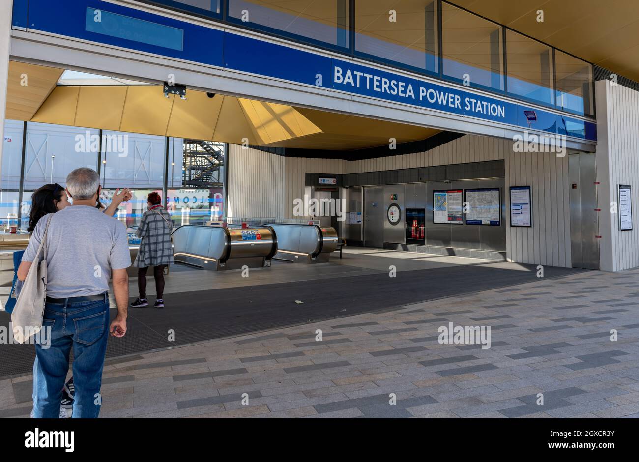 Londra. REGNO UNITO. 10.03.2021. L'ingresso esterno della nuova centrale elettrica della metropolitana di Londra Battersea sulla Northern Line. Foto Stock