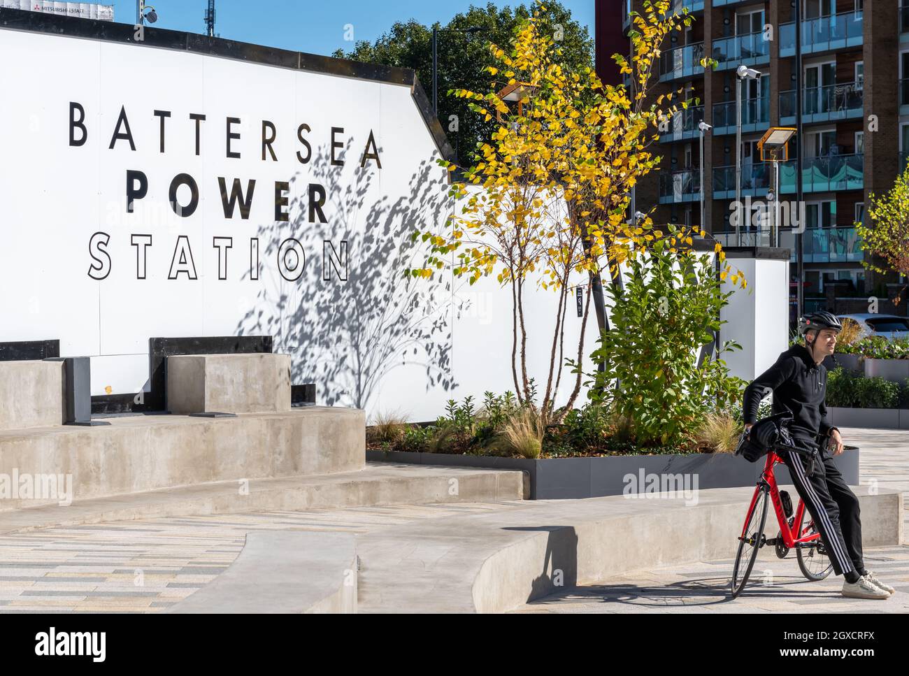 Londra. REGNO UNITO. 10.03.2021. Il piazzale della nuova centrale elettrica della metropolitana di Londra Battersea con il suo nome su un muro. Foto Stock