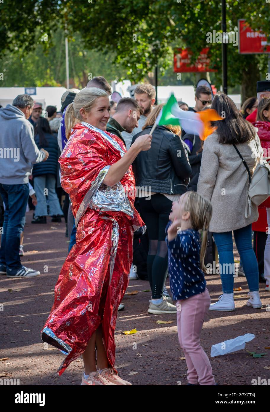 Londra. REGNO UNITO. 10.03.2021. Una madre felice e un bambino a Pall Mall dopo aver completato la maratona di Londra. Foto Stock