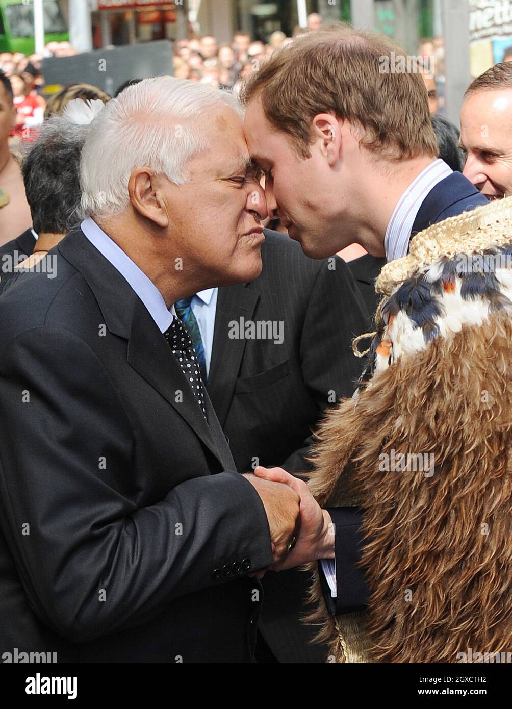 Il Principe William e Sir Paul Reeves, ex Governatore Generale saluto nel tradizionale modo Maori (hongi), quando il Principe arriva ad aprire la Corte Suprema il secondo giorno della sua visita in Nuova Zelanda il 18 gennaio 2010 a Wellington, Nuova Zelanda. Foto Stock