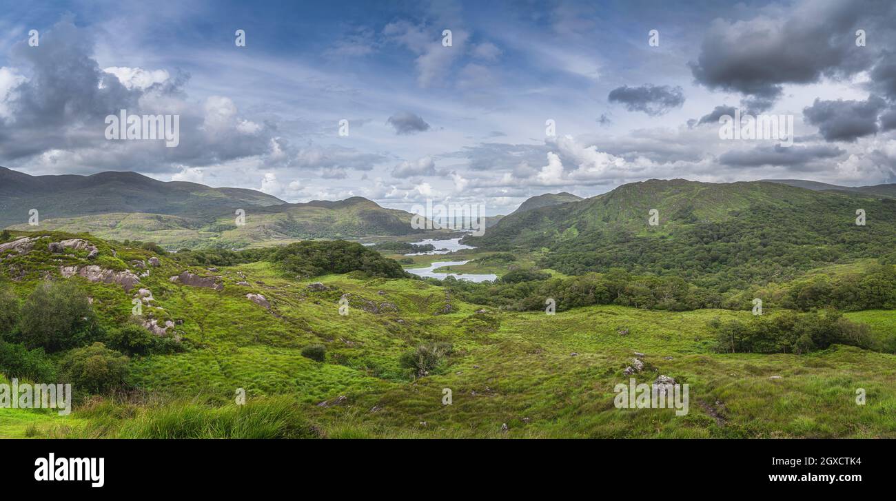 Irish iconico punto di vista, Ladies View, primo piano su laghi, verde valle e montagne, Killarney, Rink of Kerry, Irlanda Foto Stock