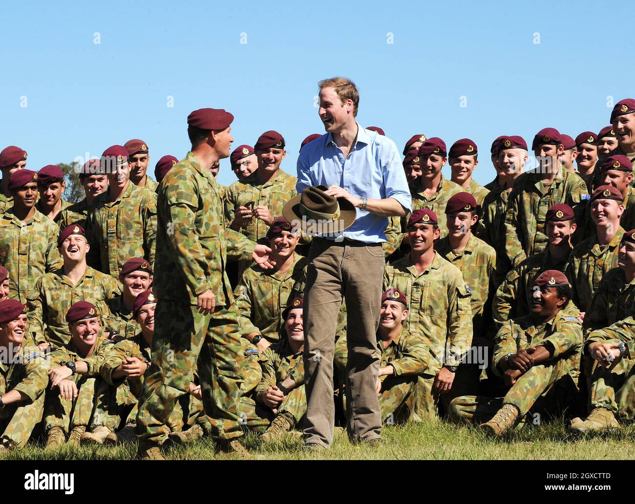 Il principe Guglielmo viene consegnato ai soldati australiani il secondo giorno della sua visita in Australia il 20 gennaio 2010 a Sydney, Australia. Foto Stock