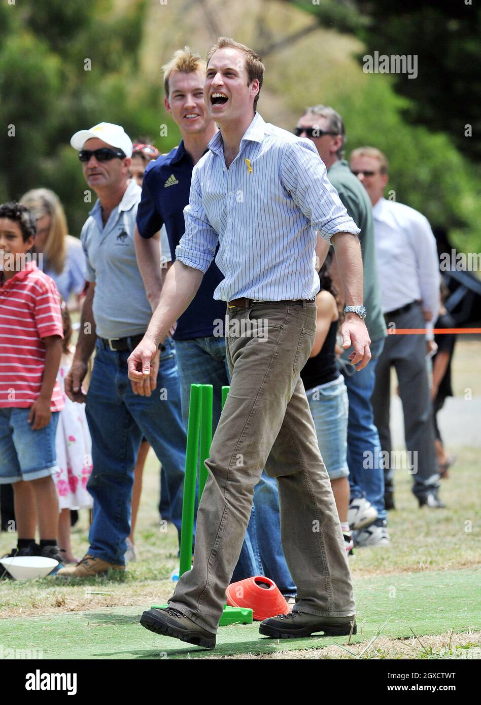 Il cricketer australiano Brett Lee guarda all'HRH Prince William Bowls all'evento della comunità di Flowerdale il terzo e ultimo giorno della sua visita non ufficiale in Australia il 21 gennaio 2010 a Flowerdale, Australia. Foto Stock