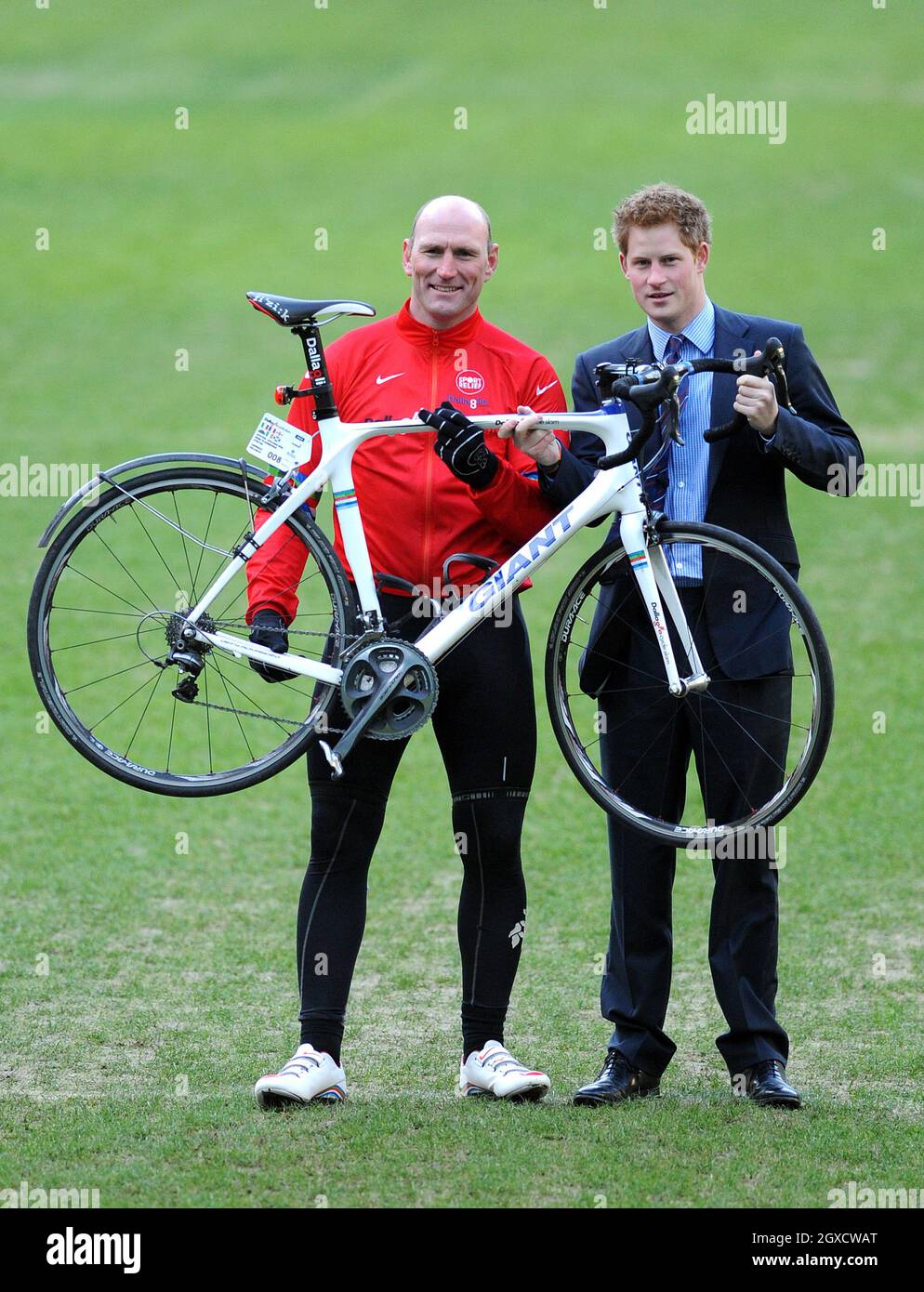 Il principe Harry e l'ex giocatore di rugby inglese Lawrence Dallaglio posano al Twickenham Stadium per dare il benvenuto ai ciclisti che partecipano al Dallaglio Cycle Slam il 25 febbraio 2010 a Londra, Inghilterra. Dallaglio e altri ciclisti stanno pedalando più di 1.700 km attraverso l'Europa sperando di raccogliere più di 1 milione di sterline per beneficenza. Foto Stock