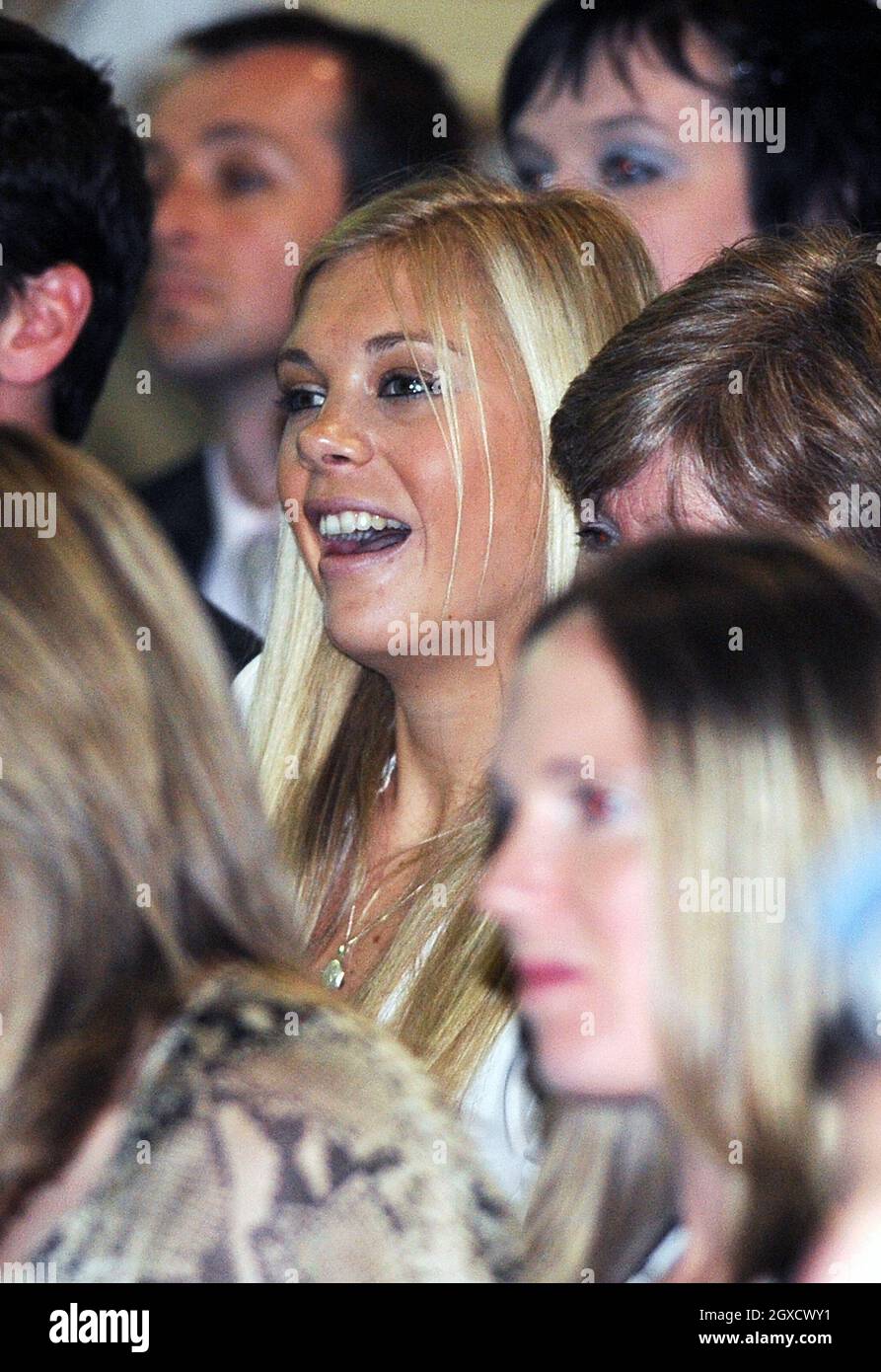 Chelsy Davy principe Harry's ragazza cerca incredibile in un bianco e nero  striata abito, lasciando Mahiki nightclub di Londra Foto stock - Alamy