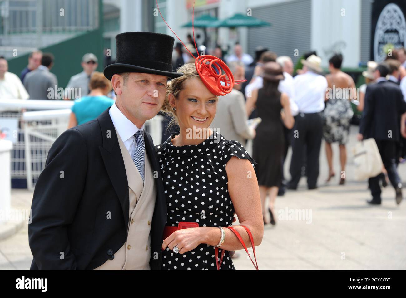 Jeremy Kyle e sua moglie Carla partecipano all'Investec Derby a Epsom Downs, Londra Foto Stock