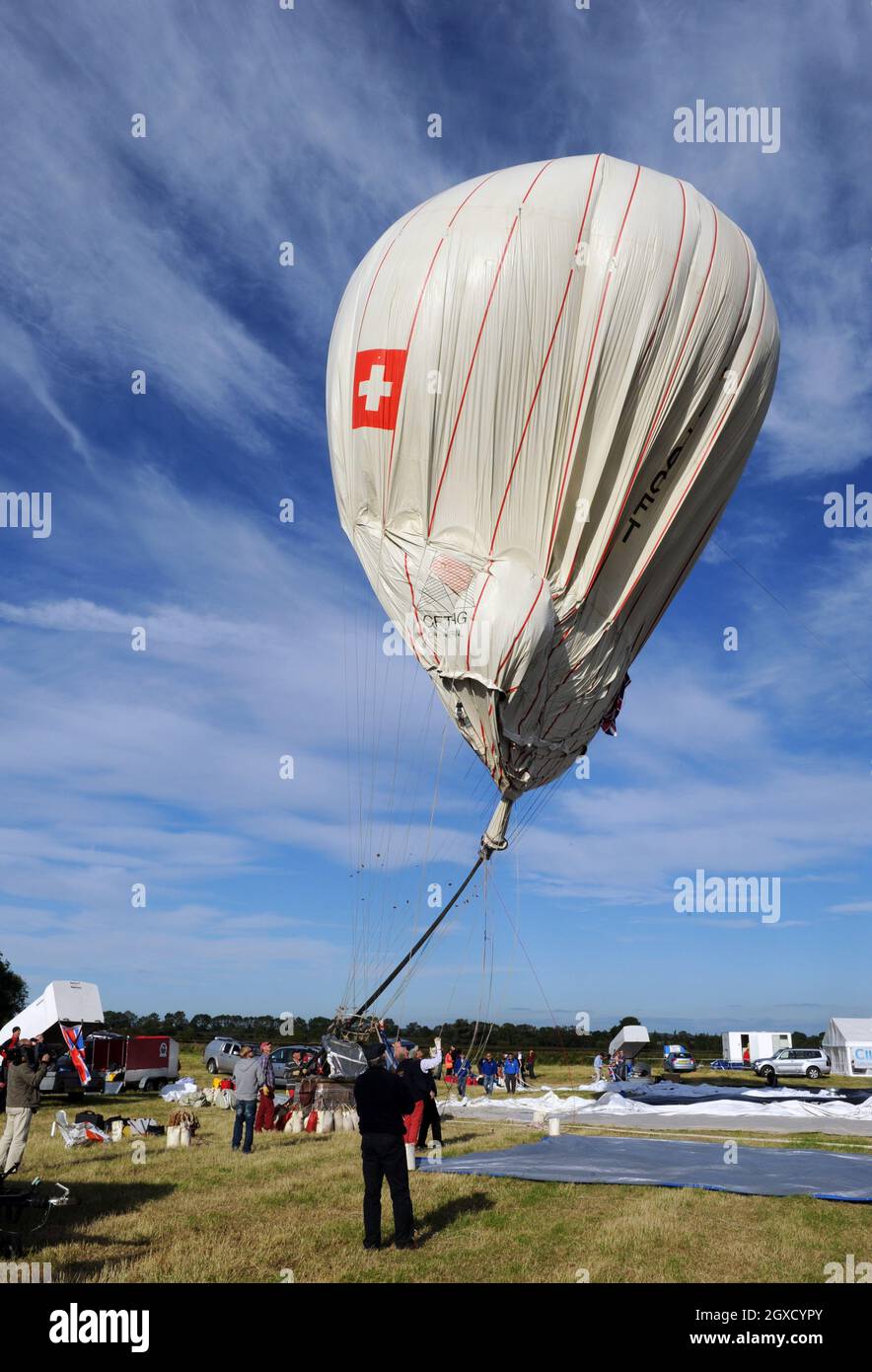 Un pallone inglese è preparato per la gara di Gordon Bennett gas Balloon a Easter Compton vicino Bristol il 25 settembre 2010. La gara si svolge in Gran Bretagna per la prima volta dopo che l'avventuriero David Hempleman-Adams vinse la gara nel 2008. Foto Stock