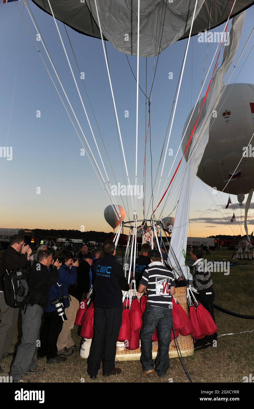 Una mongolfiera è pronta per la gara di Gordon Bennett gas a Easter Compton vicino Bristol nella sera del 25 settembre 2010. La gara si svolge in Gran Bretagna per la prima volta dopo che l'avventuriero David Hempleman-Adams vinse la gara nel 2008. Foto Stock