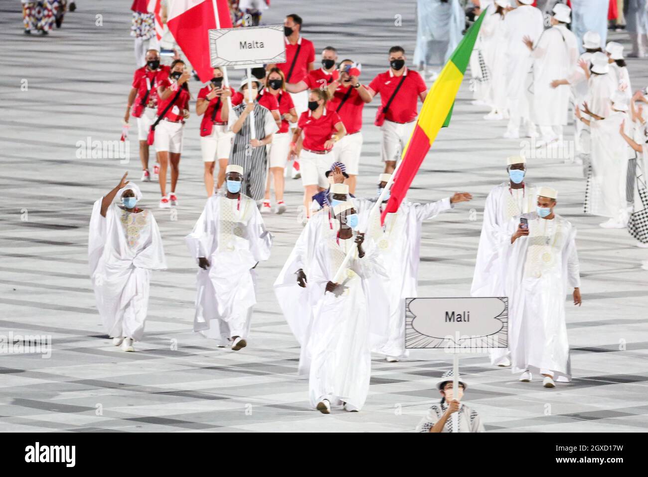 23 LUGLIO 2021 - TOKYO, GIAPPONE: Il portacolori di bandiera del Mali Seydou Fofana entra nello Stadio Olimpico con la sua delegazione durante la Parata delle Nazioni segme Foto Stock