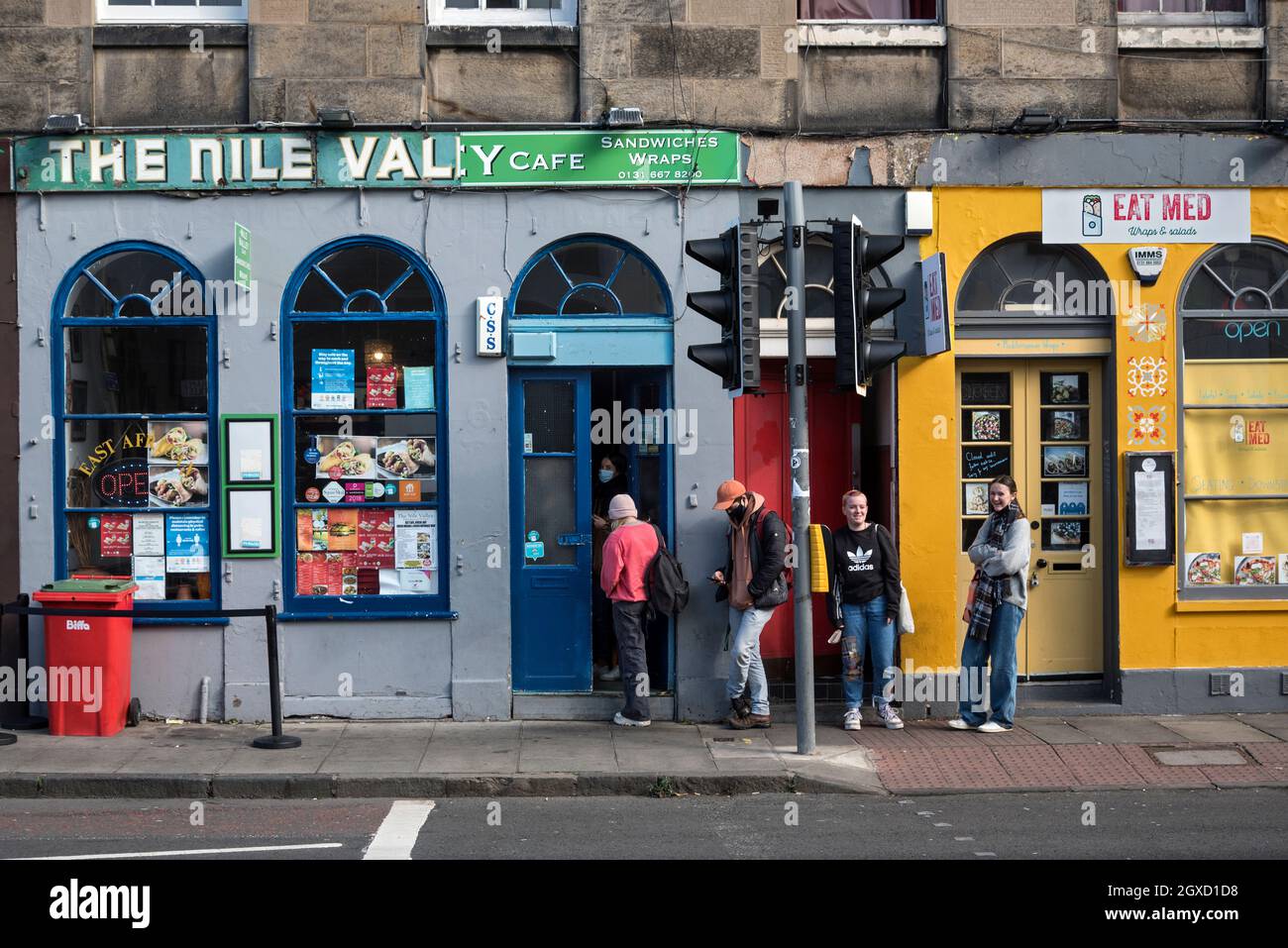 Studenti dell'Università di Edimburgo a pranzo in coda al Nile Valley Cafe di Potterrow, Edimburgo, Scozia, Regno Unito. Foto Stock