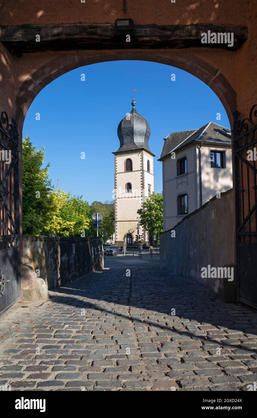Europa, Lussemburgo, Mersch, la Torre Alen (Alen Tuerm) incorniciata dall'ingresso ad arco del Castello di Mersch. Foto Stock