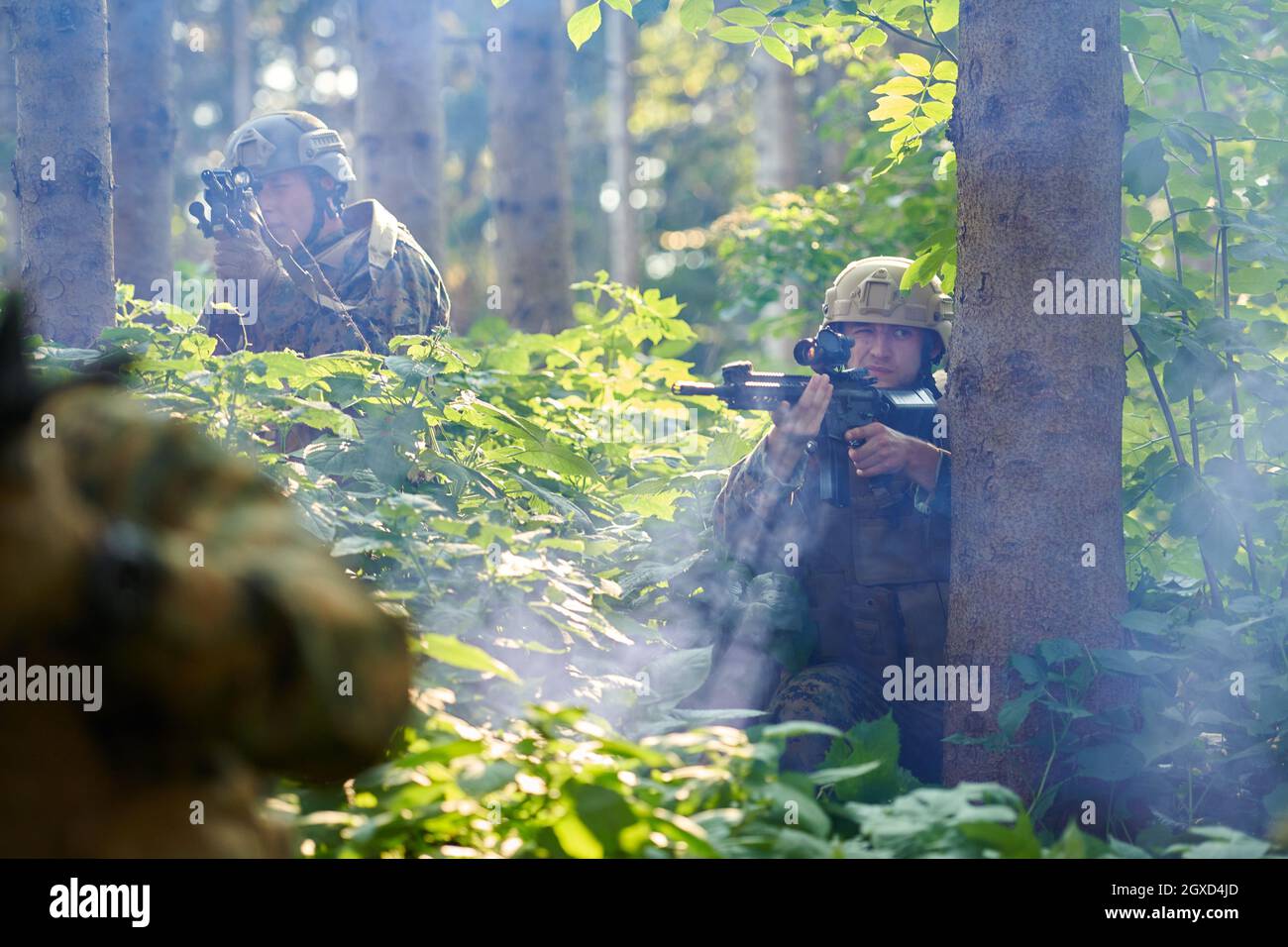 moderno soldato bellico in azione che punta su ottiche a vista laser in posizione di combattimento e alla ricerca di bersaglio in battaglia Foto Stock