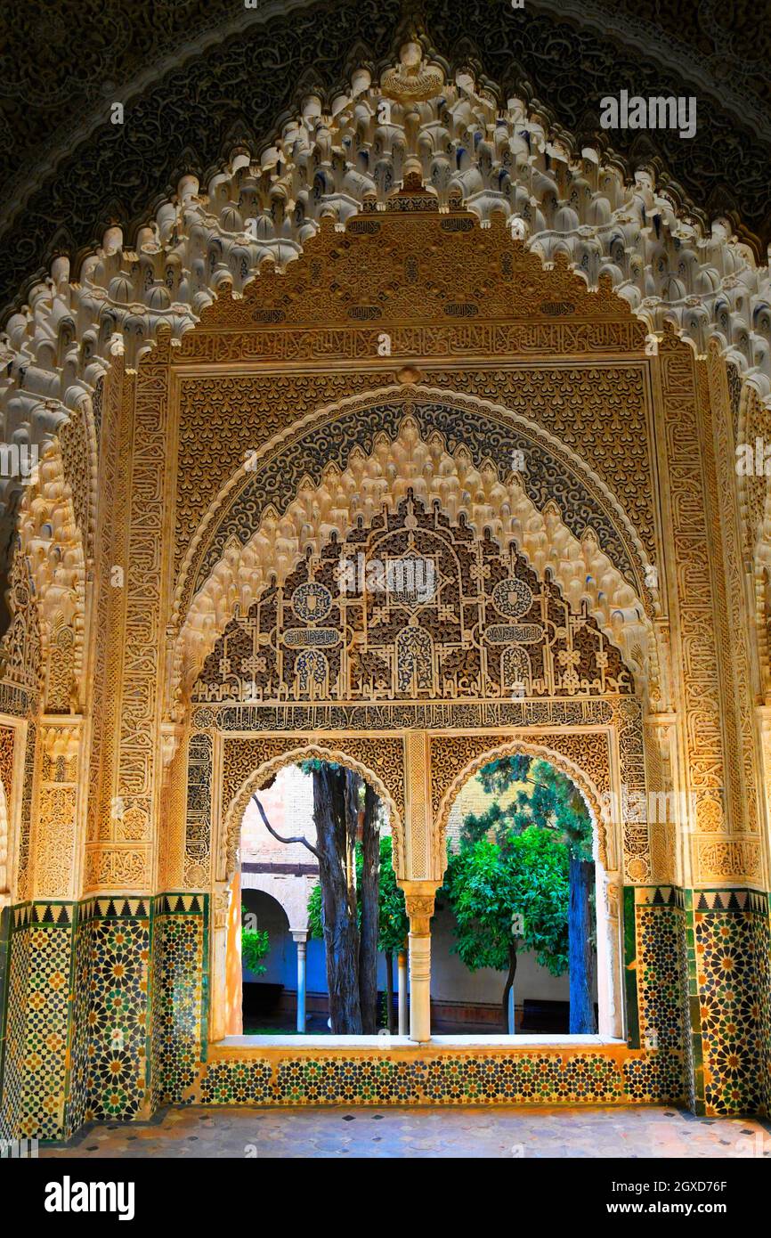 Finestra ornata nel Mirador de Daraxa al Palazzo Alhambra a Granada, Andalusia, Spagna. Foto Stock