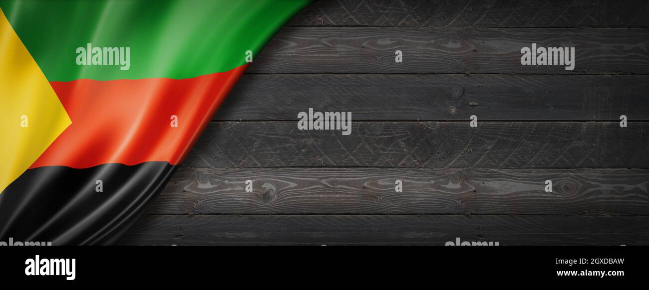 Bandiera Azawad MNLA su parete di legno nero. Banner panoramico orizzontale. Foto Stock