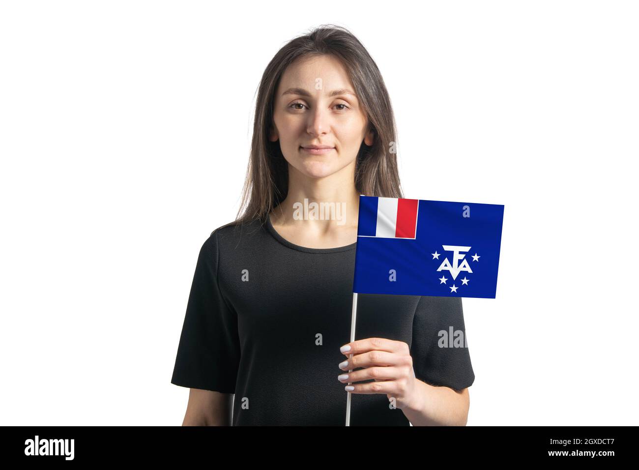 Felice giovane ragazza bianca che tiene la bandiera francese dei territori del Sud e Antartici isolato su uno sfondo bianco. Foto Stock