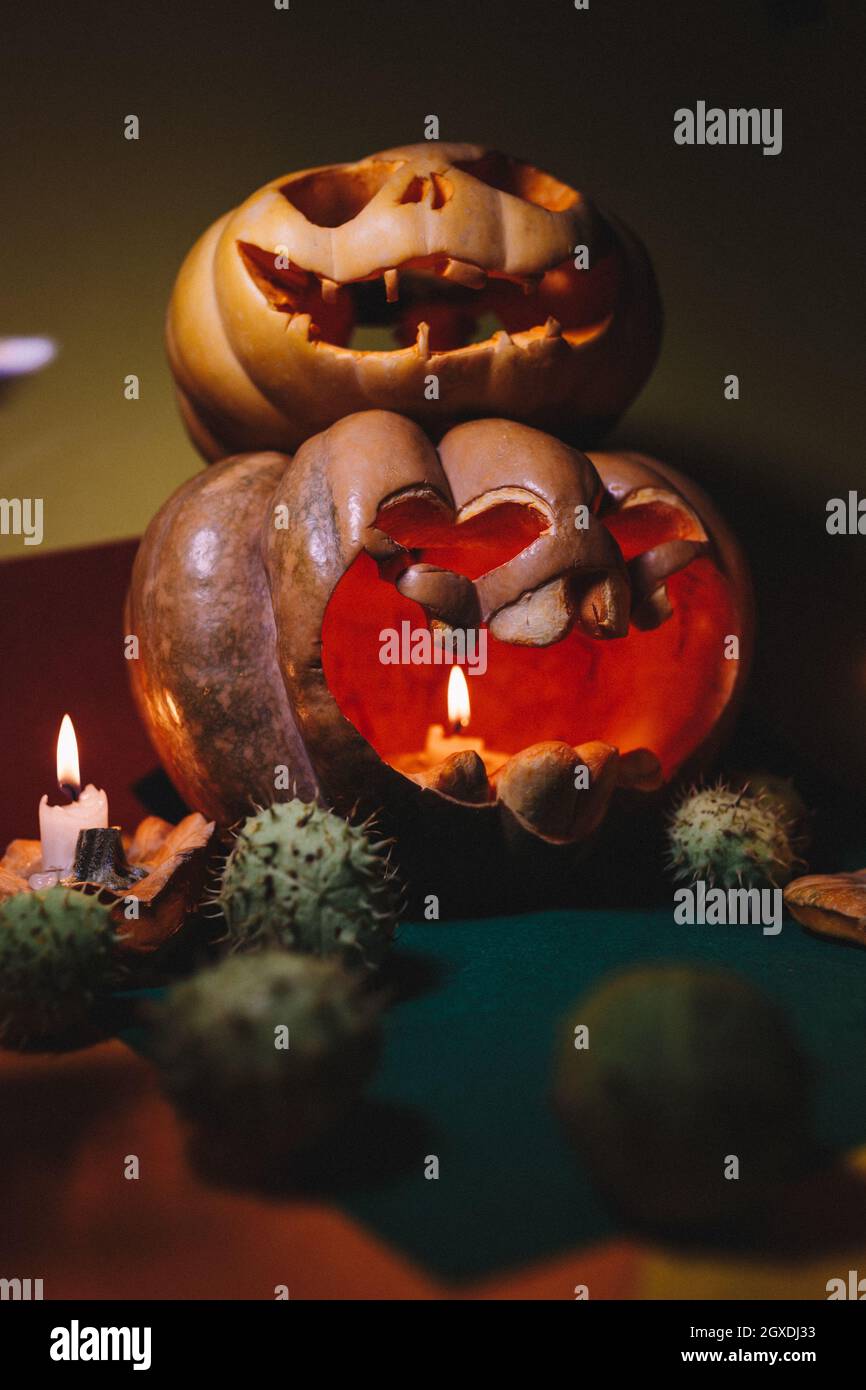 Halloween. Occhi luminosi e bocca di una zucca festosa Foto Stock