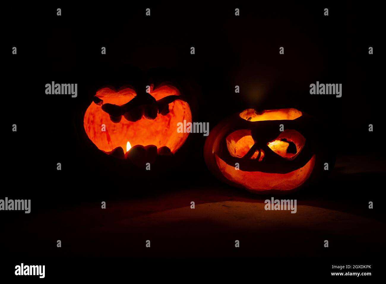 Zucche decorate con volti con occhi e bocche Foto Stock