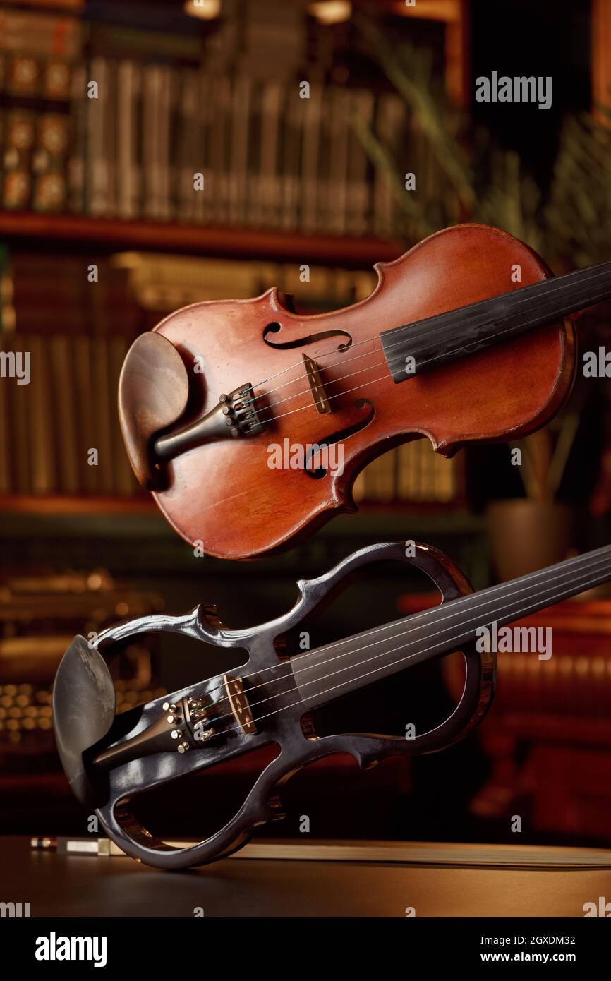 Violino in stile retrò e moderna viola elettrica, nessuno. Due strumenti  musicali classici a corda, arte musicale, sfondo scuro Foto stock - Alamy