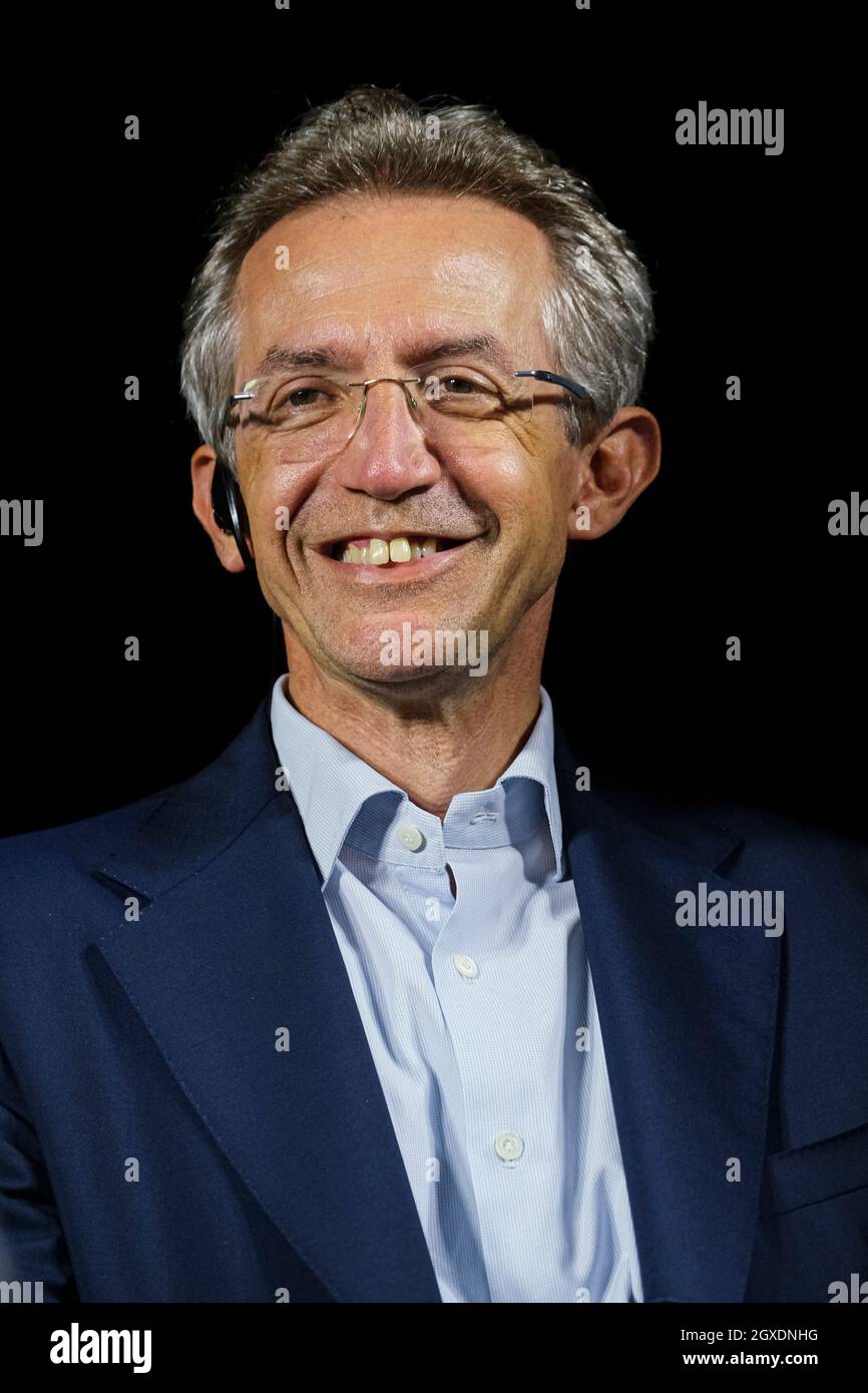 Napoli, Gaetano Manfredi è il nuovo sindaco di Napoli. Con il 63 per cento dei voti, il candidato di centro-sinistra gioisce fuori da Palazzo San Giacomo, il municipio. Foto Stock