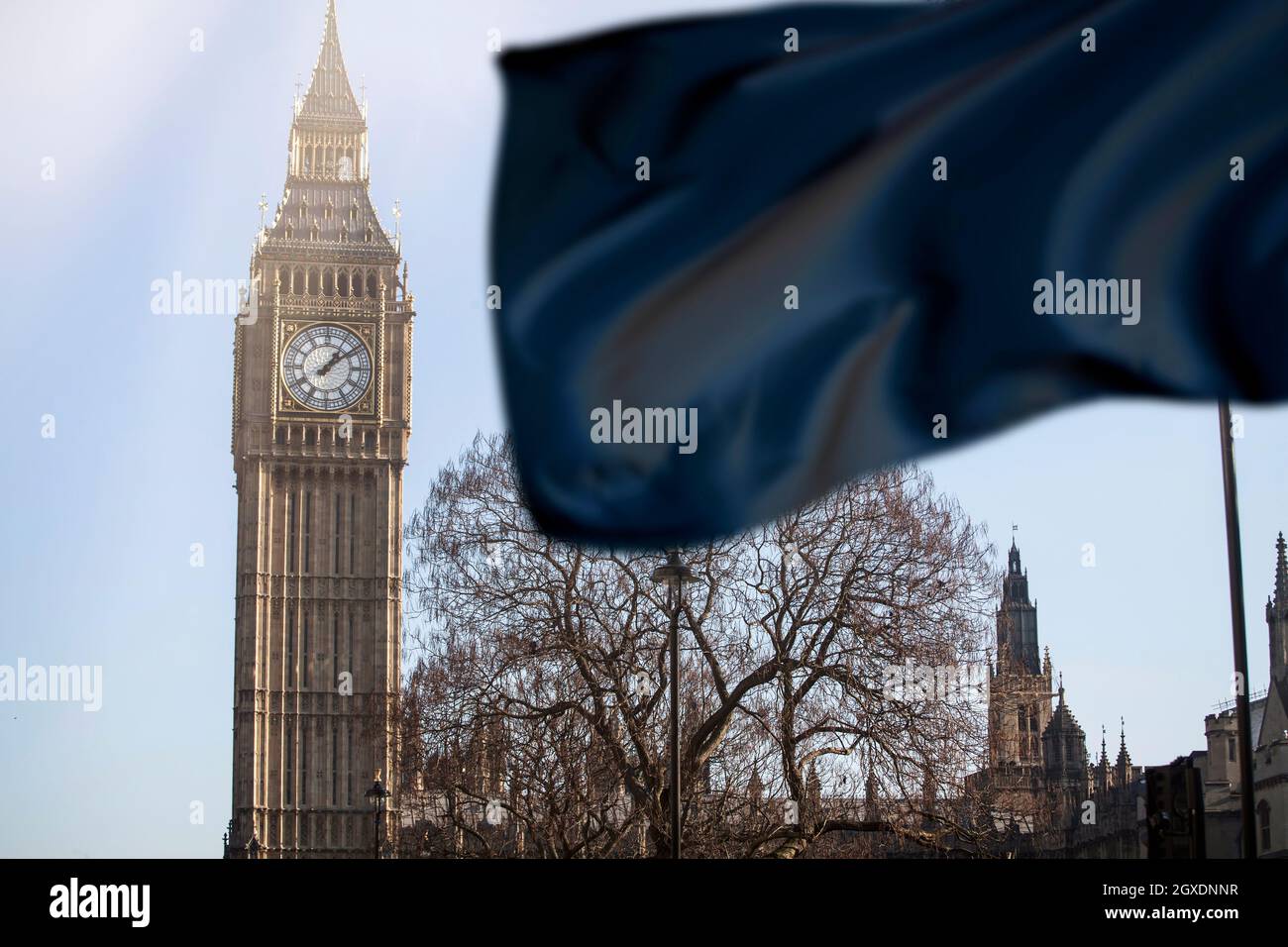 Il quadrante orologio del Big ben a Westminster con bandiera nera. Concetto di lutto e dolore nazionale. Foto Stock