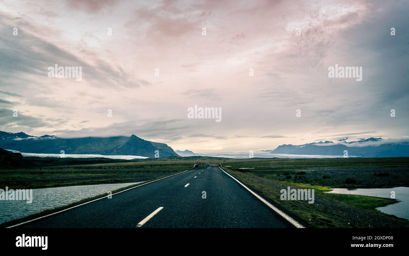 Guida la circonvallazione nel sud dell'Islanda al tramonto Foto Stock