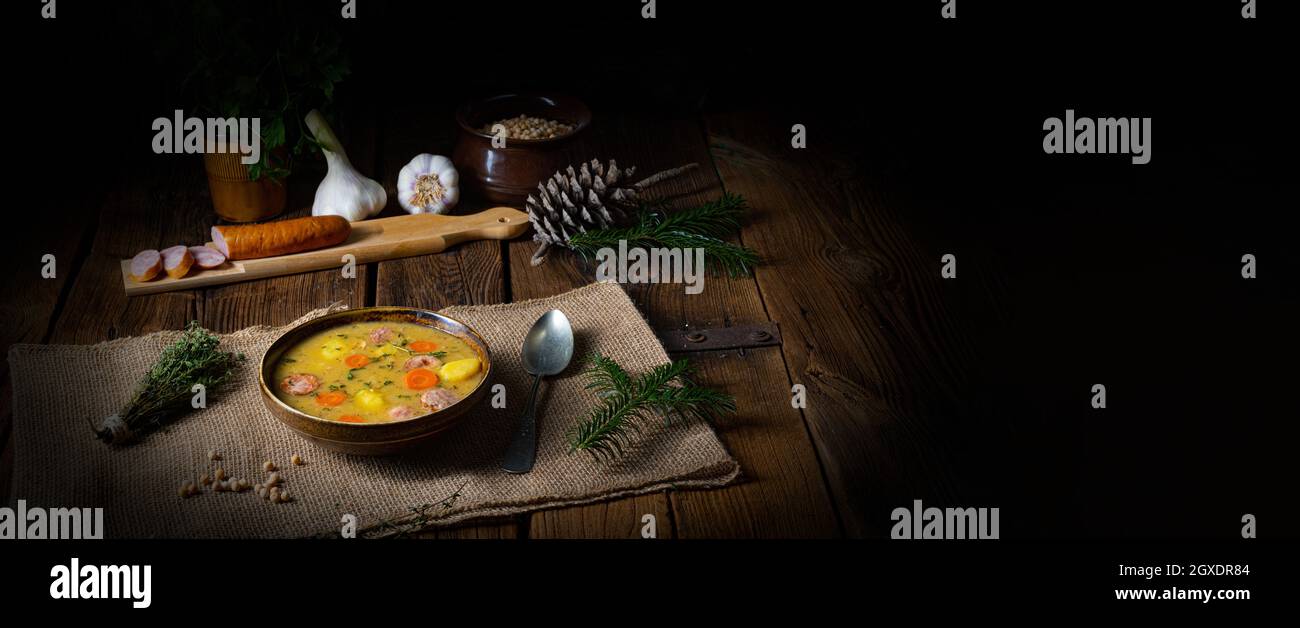 Zuppa di piselli classica con salsiccia e carne Foto Stock