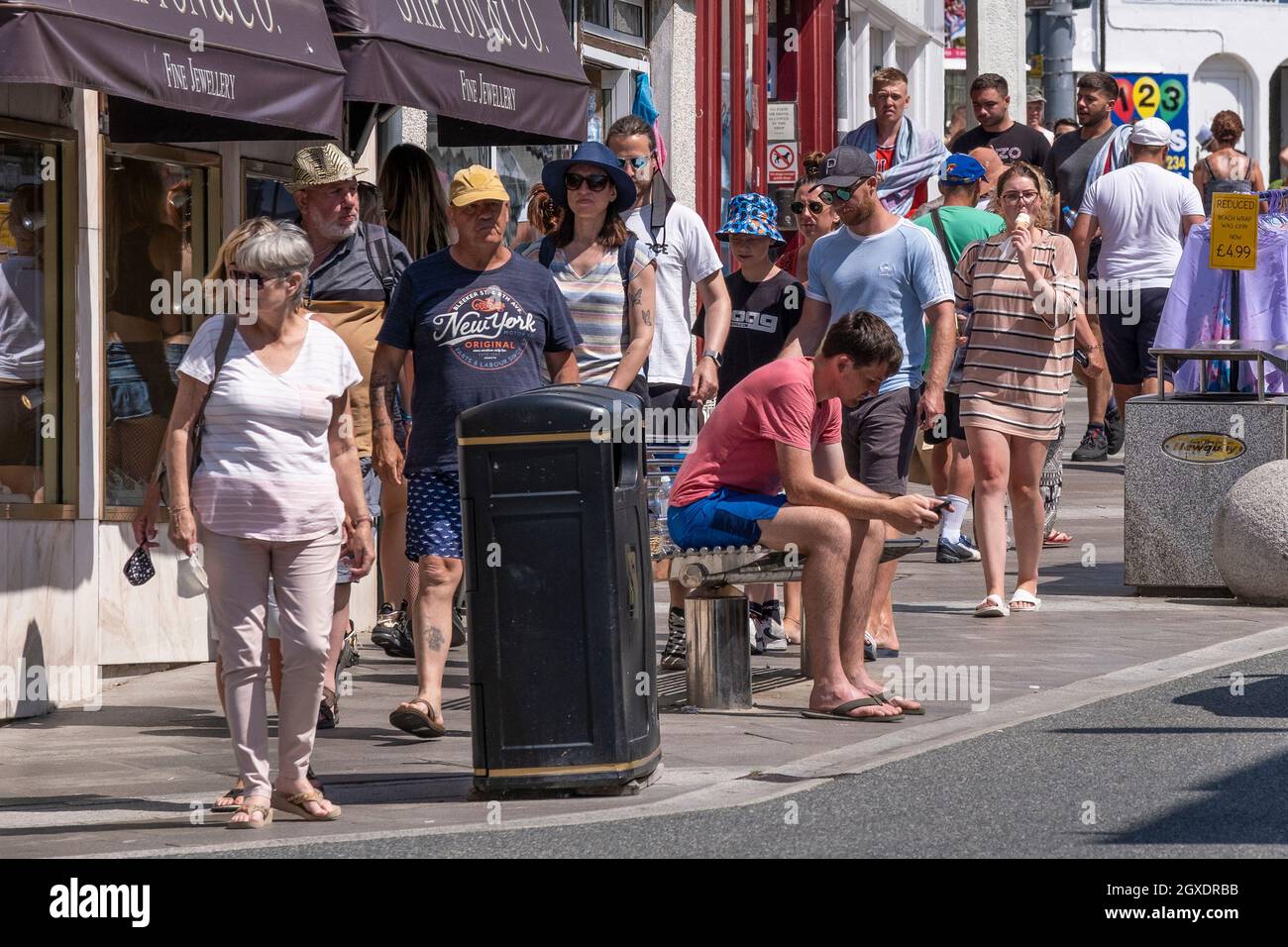 I turisti estivi si sono accanati nel centro di Newquay, in Cornovaglia. Foto Stock