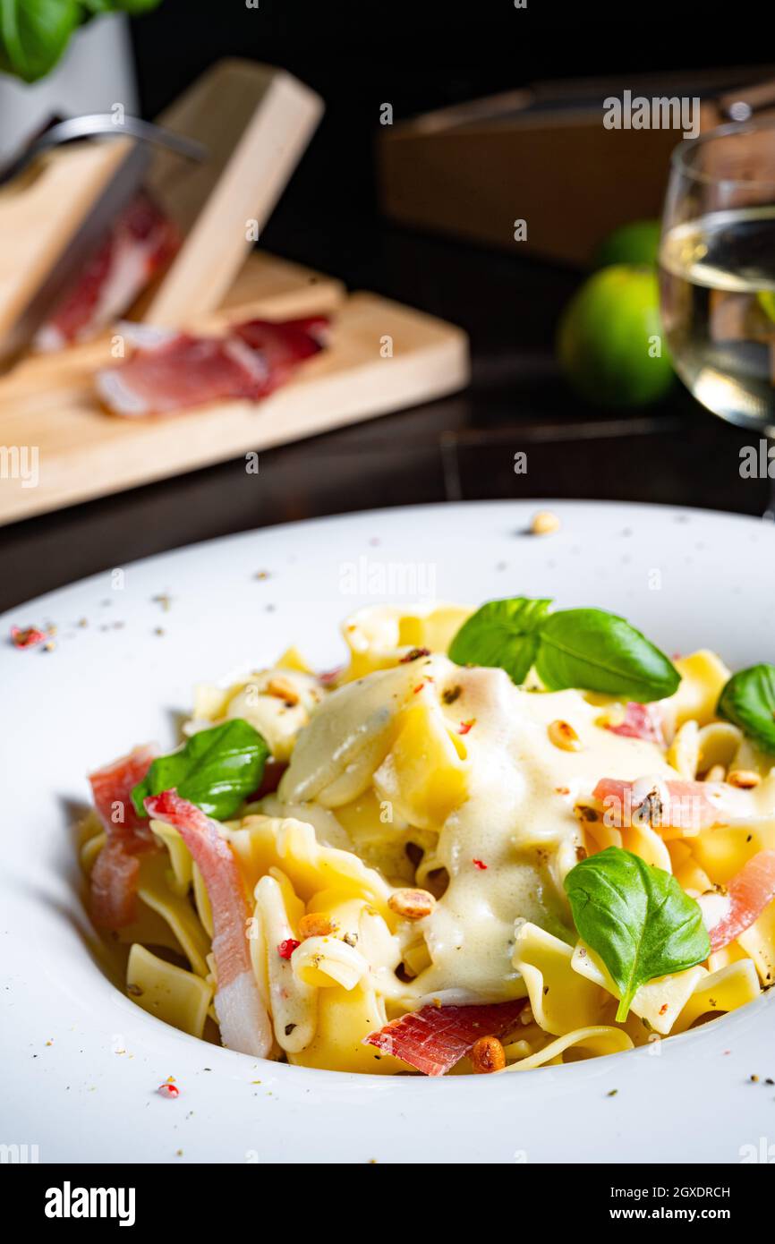 Tagliatelle con salsa al gorgonzola masarpone e prosciutto. Foto Stock