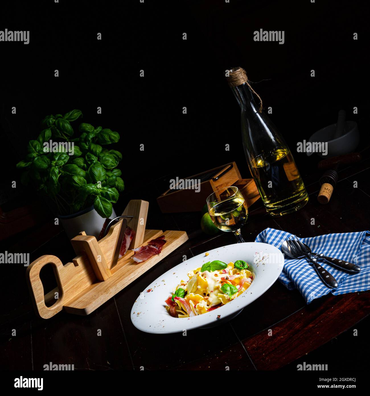 Tagliatelle con salsa al gorgonzola masarpone e prosciutto. Foto Stock