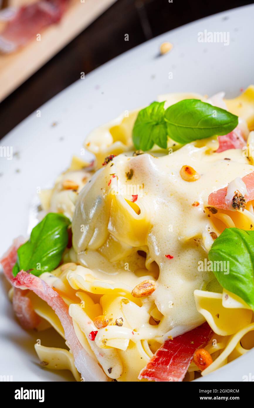 Tagliatelle con salsa al gorgonzola masarpone e prosciutto. Foto Stock