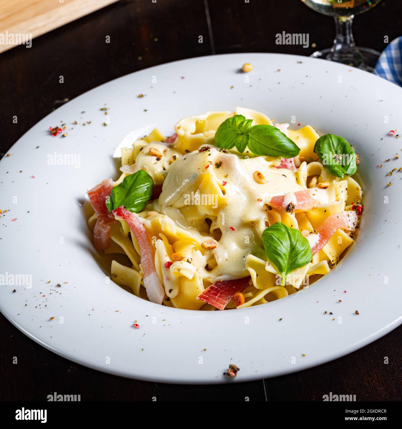 Tagliatelle con salsa al gorgonzola masarpone e prosciutto. Foto Stock