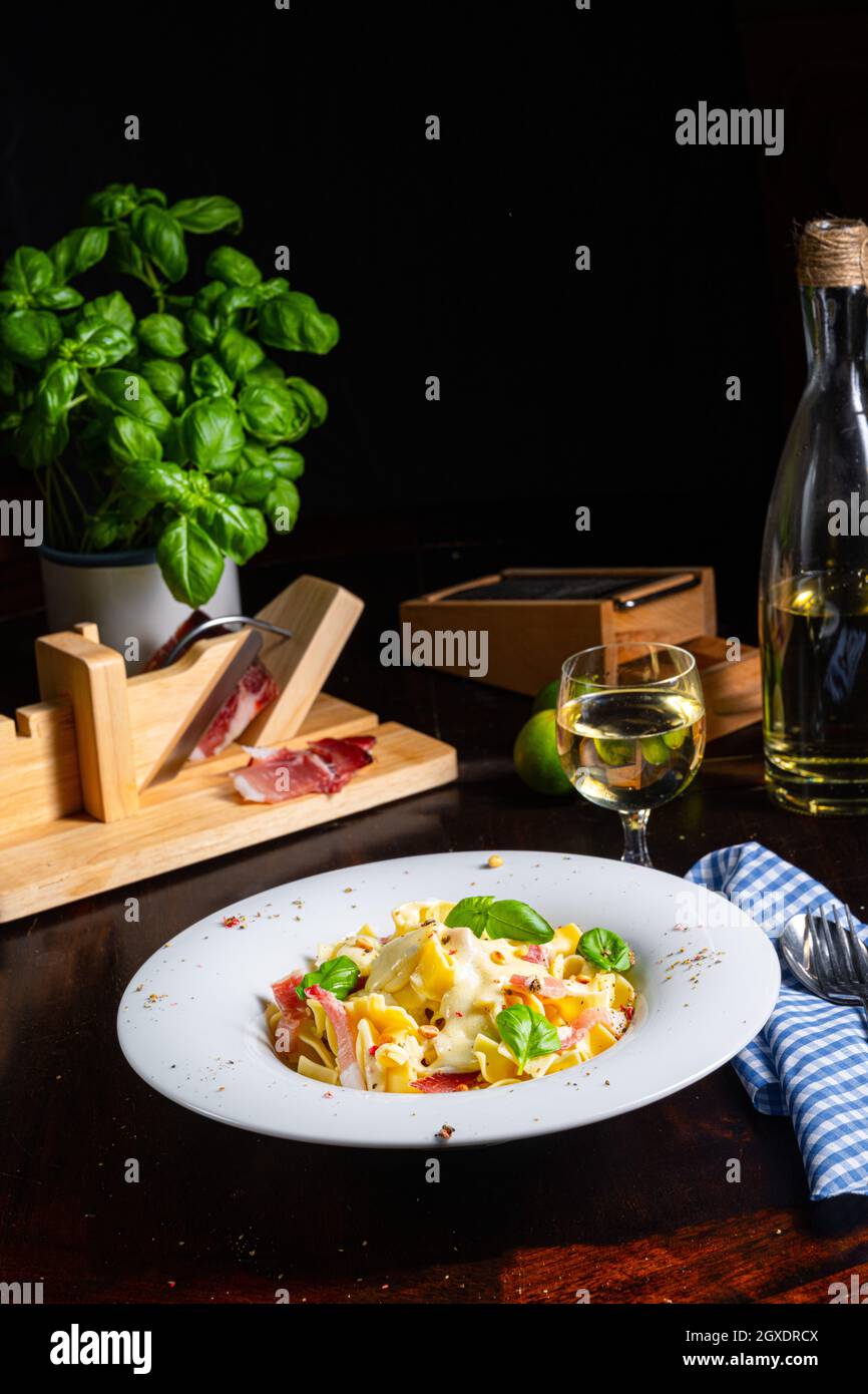 Tagliatelle con salsa al gorgonzola masarpone e prosciutto. Foto Stock