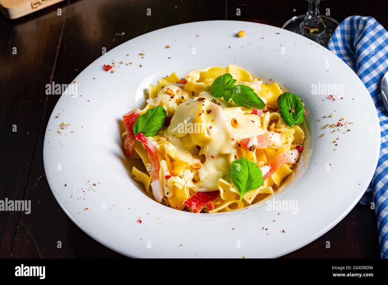 Tagliatelle con salsa al gorgonzola masarpone e prosciutto. Foto Stock