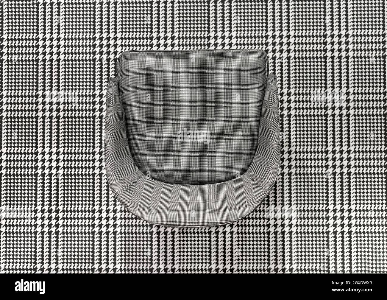 Sedia con motivo a scottatura imbottita giustapposta su tessuto intrecciato bianco e nero abbinato in una vista dall'alto per un effetto di contrasto elevato per il design Foto Stock
