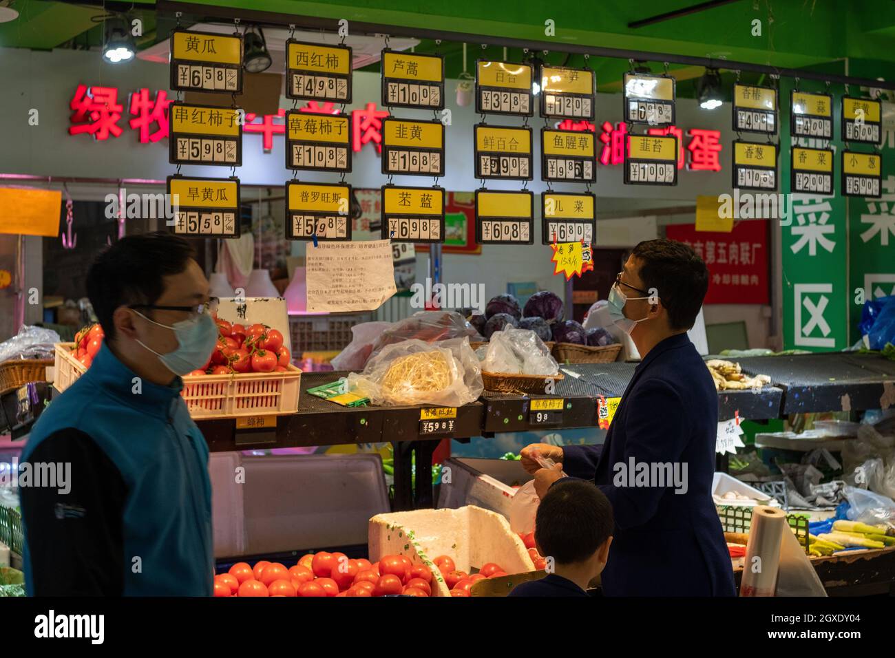 I residenti acquistano cibo in un supermercato a Pechino, Cina. 05 ottobre 2021 Foto Stock