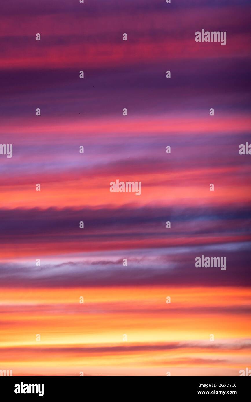 Fiery arancione tramonto Cielo. Bellissimo cielo. Foto Stock
