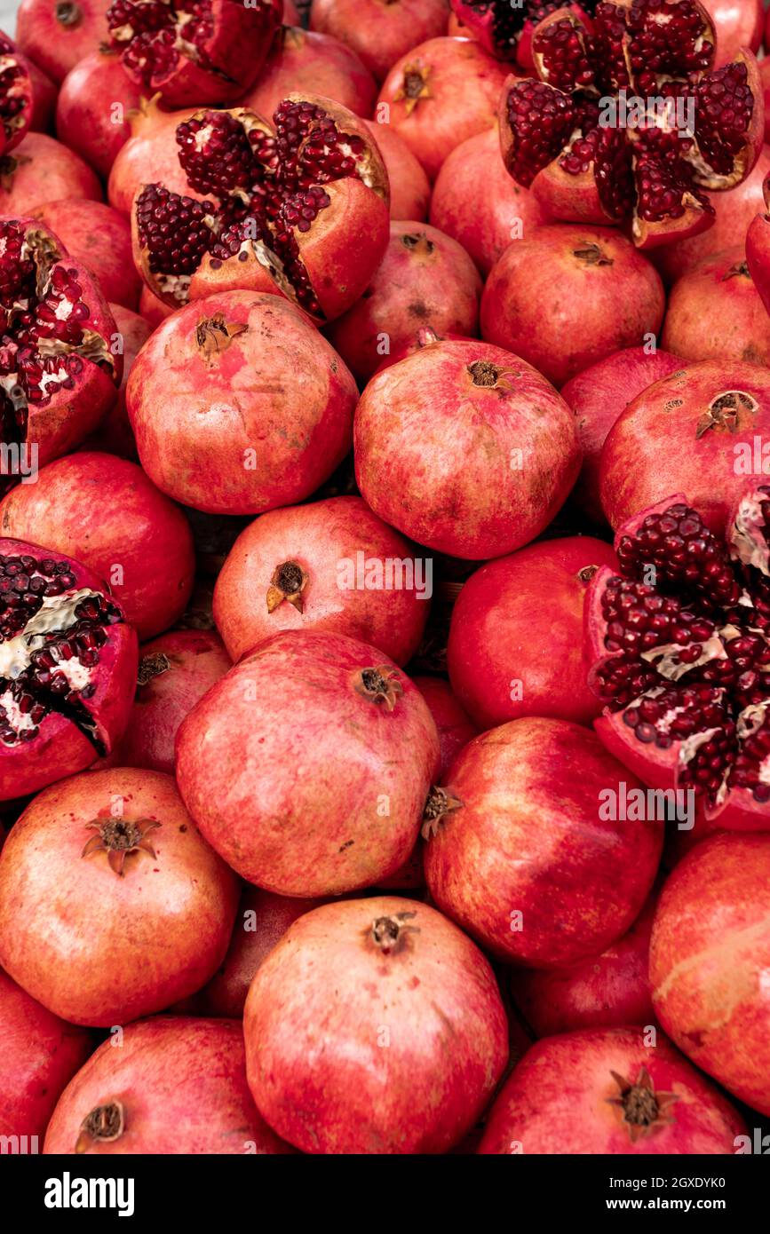 Melograno incrinato. Melograni maturi sfondo Foto Stock